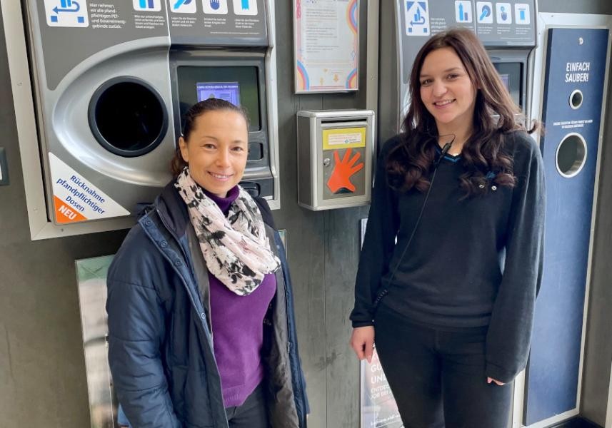 Kiga-Leiterin Martina Benedek (links) und Filialleiterin Lana Heinkelmann an der Spendenbox