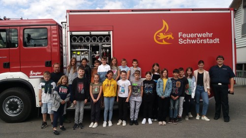 Die 4. Klasse besuchte die Feuerwehr Schwörstadt. Das Bild zeigt die Schüler der 4. Klasse vor einem Feuerwehrauto.