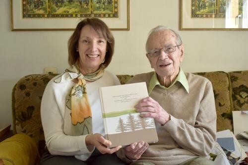 Bürgermeisterin Christine Trautwen-Domschat und Wolfgang Klein präsentieren sein neues Buch "Das Leben in Schwörstadt im 14. Jahrhundert". Das Bild zeigt Bürgermeisterin Christine Trautwen-Domschat und Wolfgang Klein mit seinem neuen Buch "Das Leben in Schwörstadt im 14. Jahrhundert".