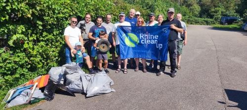 Das Bild zeigt die Teilnehmer des RhineCleanUp mit dem gesammelten Müll.