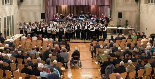 Das Bild zeigt den Auftritt des Gesangvereins Dossenbach bei der Amtseinführung..