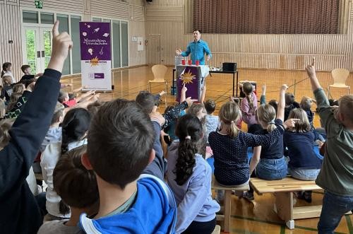 Die Schüler machen begeistert bei der Wissenschaftsshow mit. Das Bild zeigt wie die Schüler in der Turn- und Festhalle begeistert bei der Wissenschaftsshow mitmachen.