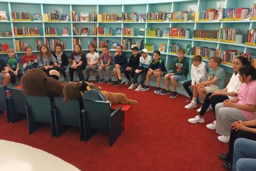Besuch der Stadtbibliothek Das Bild zeigt die Kinder beim Besuch der Stadtbibliothek Rheinfelden.