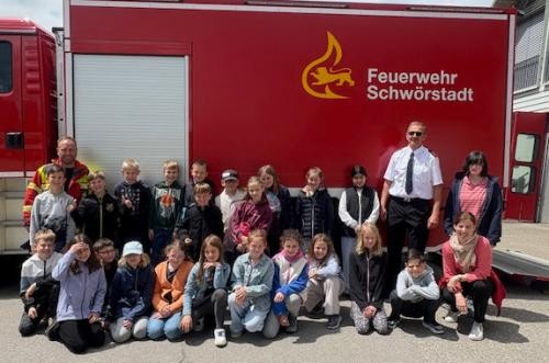 Die vierte Klasse besuchte die Feuerwehrabteilung Schwörstadt. Das Bild zeigt die Schüler der vierten Klasse vor einem Feuerwehrfahrzeug beim Besuch der Freiwilligen Feuerwehr Schwörstadt.