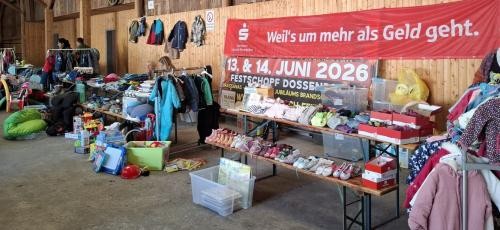 Flohmarkt vor dem Besucherandrang Das Bild zeigt die Flohmarktstände in der Sommerfesthalle.