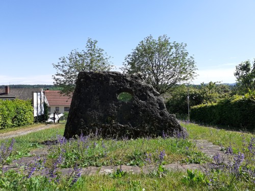 Der Heidenstein mit dem Seelenloch stellte ursprünglich die Vorderseite eines Grabes dar.