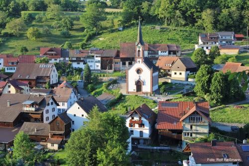 Vom Themenweg hat man einen guten Blick über den Ortsteil Dossenbach.