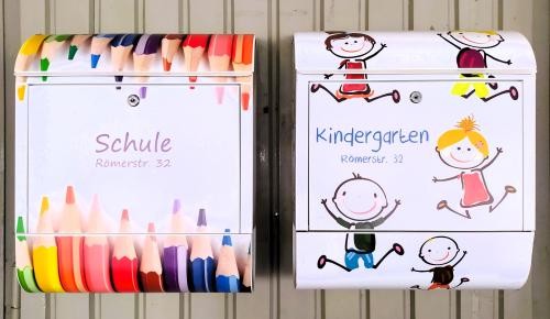 Zwei Briefkästen, einer für Schule, einer für Kindergarten, hängen nebeneinander.