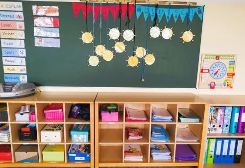 Die Klassenzimmer sind nicht nur mit Tafeln, sondern auch mit digitalen Bildschirmen ausgestattet.