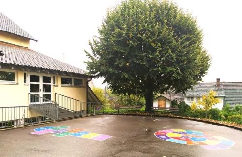 Die Schule am Heidenstein bietet einen weitläufigen Schulhof.