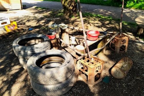 Das Außengelände des Kindergartens grenzt direkt an den Schulhof der Schule am Heidenstein an.