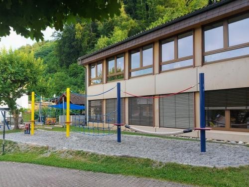 Der Kindergarten hat ein mit Spielgeräten ausgestattetes Außengelände.