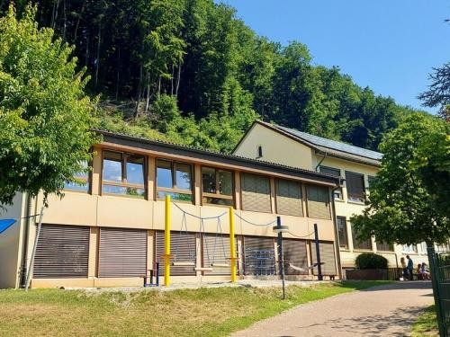 Der Kindergarten ist in einem Anbau an der Schule am Heidenstein untergebracht.