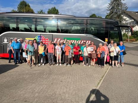 Gruppenfoto der Senioren vor der Ortsverwaltung 