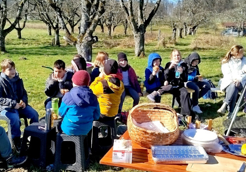 Schüler der dritten Klasse der Schule am Heidenstein beim Grillen