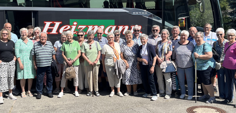Die Teilenehmer vor dem Reisebus bei einem Ausflug des Seniorentreffs Dossenbach im Jahr 2025.